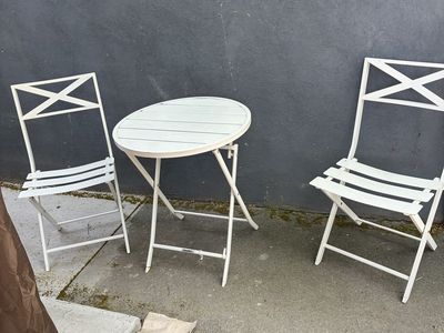 Small metal patio table and 2 chairs