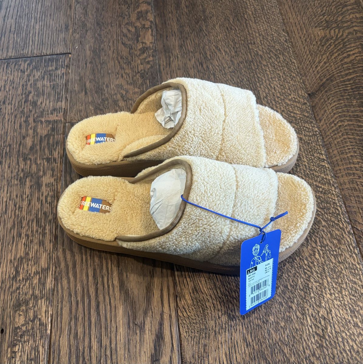 HALF PRICE! BRAND NEW WITH TAGS- FREEWATERS Women’s SOFTY slippers in size large (9-10)