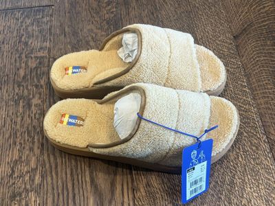 HALF PRICE! BRAND NEW WITH TAGS- FREEWATERS Women’s SOFTY slippers in size large (9-10)