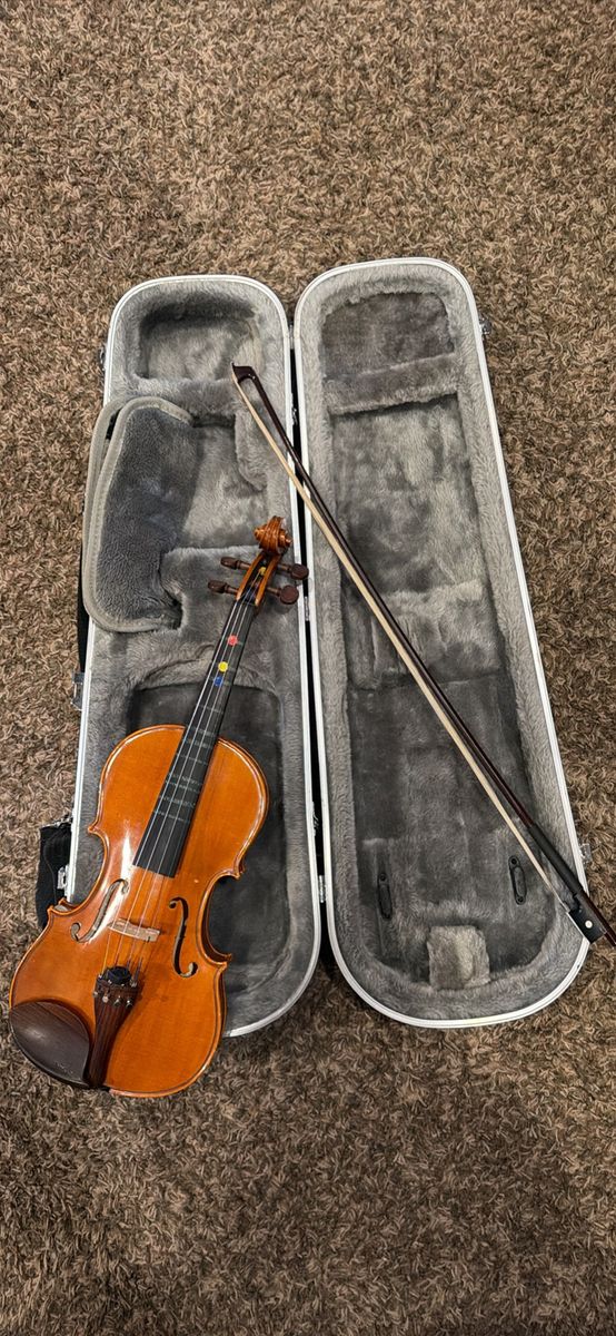 Yamaha V5 4/4 Violin with Original Yamaha Case & Bow