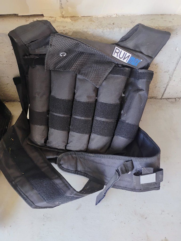 RUNMax 40 POUNDS Adjustable Weighted Vest for Fitness, Strength Training - Black