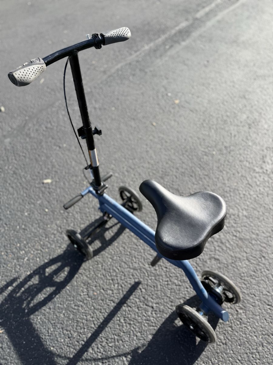 Knee rover with foot rests