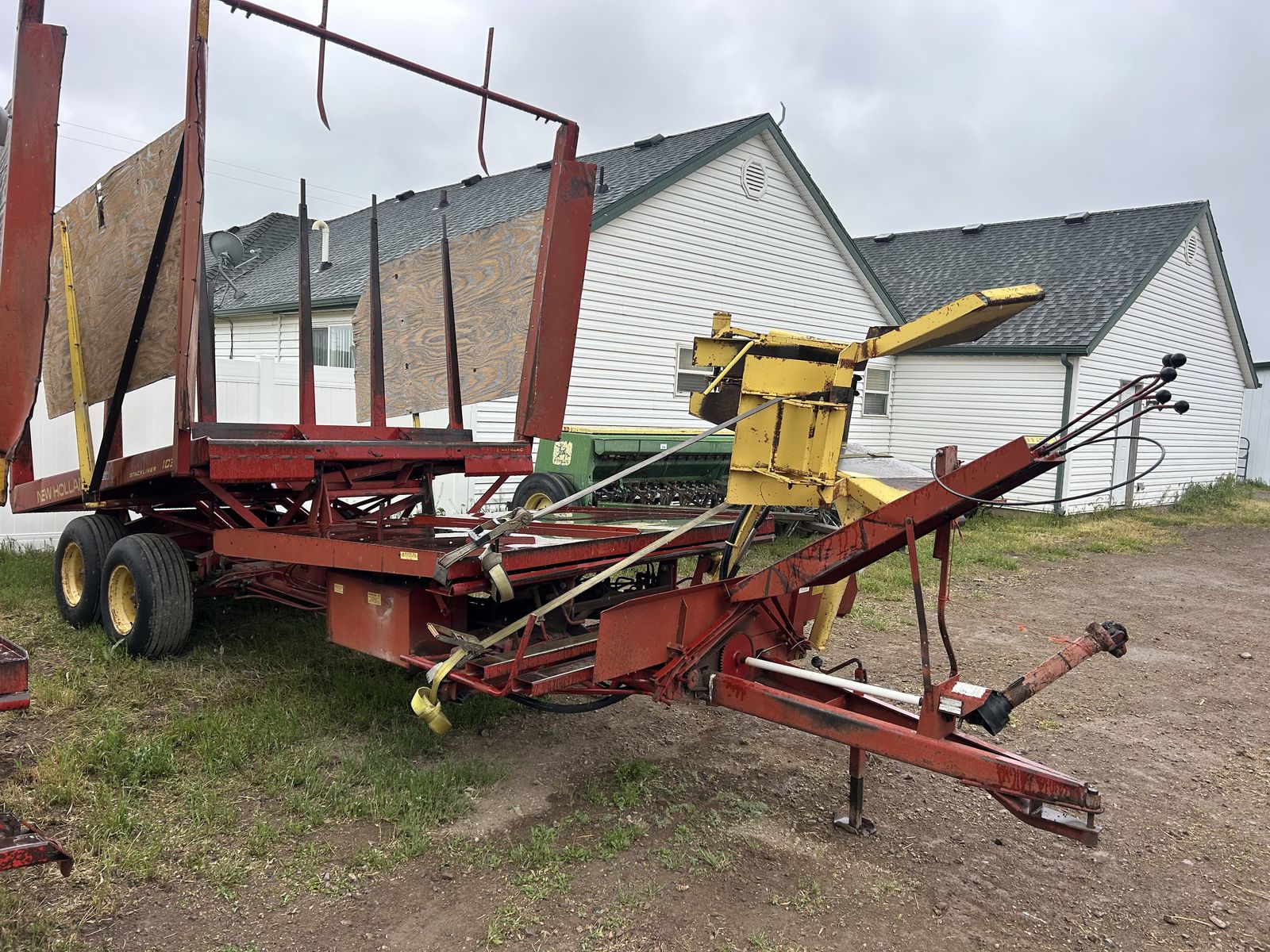 1032 New Holland Bale Wagon