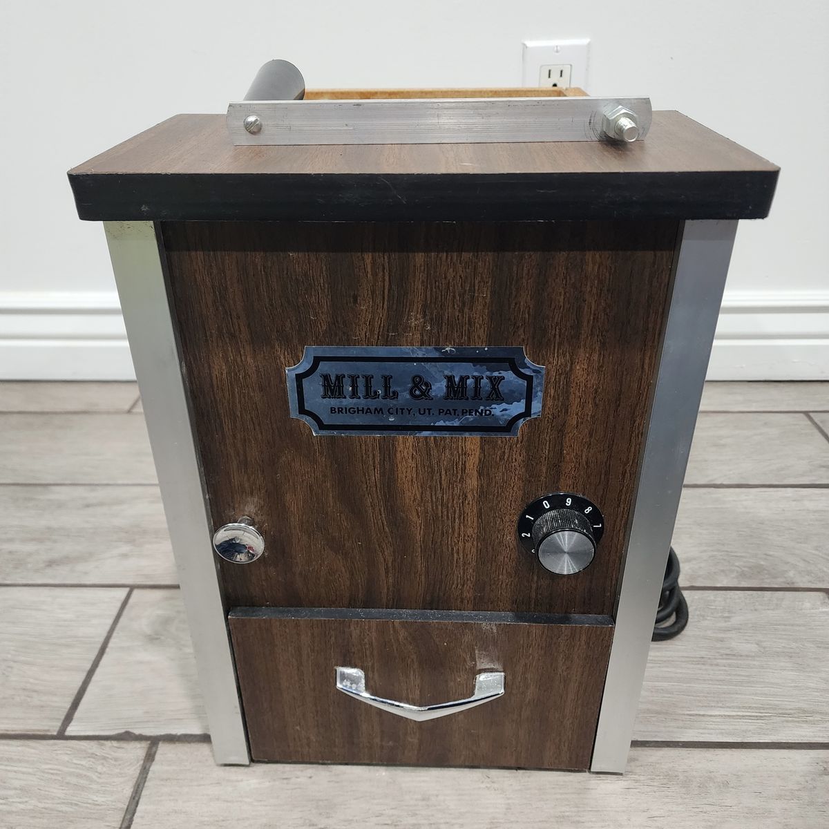 MILL & MIX WHEAT GRAIN FLOUR MILL GRINDER w/ HAND CRANK 3/4 HP MOTOR WORKS GREAT FRESH FLOUR 