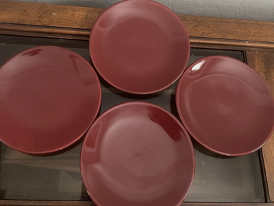 Pampered Chef Appetizer Plates-Cranberry color (set of 4)