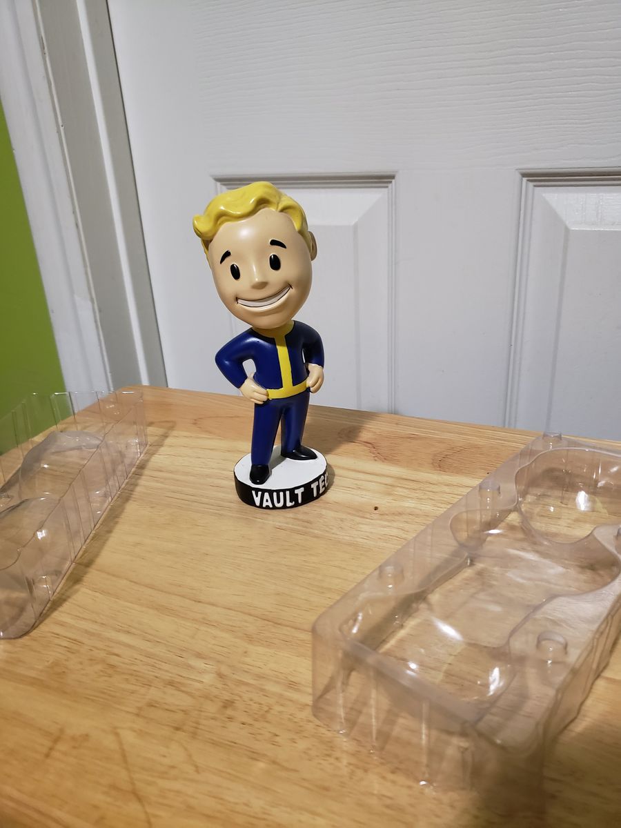 FALLOUT RARE 1st Edition 'PORCELAIN' HANDS ON HIPS BOBBLEHEAD