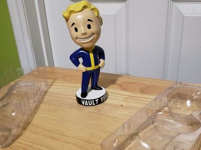 FALLOUT RARE 1st Edition 'PORCELAIN' HANDS ON HIPS BOBBLEHEAD