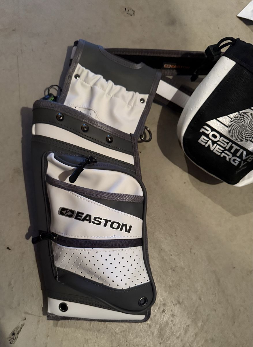 Easton Elite Field Quiver W/Release Pouch