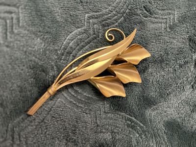 Gorgeous Large Gold Colored 'Truart Sterling' Pin / Brooch