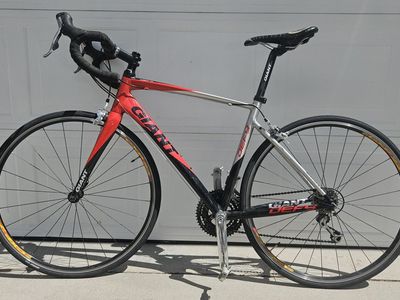 Giant Defy Road bike, Aluminum medium frame 54cm