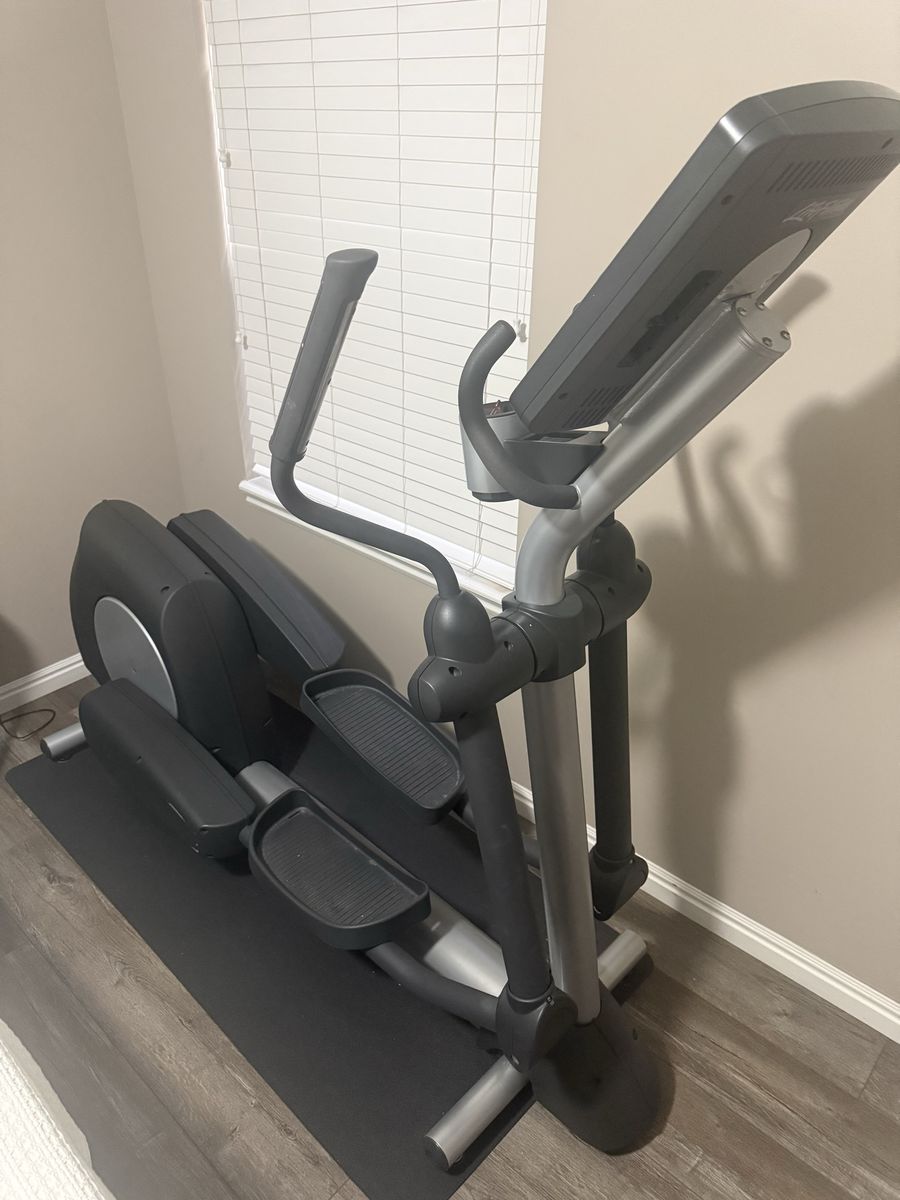Elliptical- Life Fitness Integrity Series Commercial Elliptical + Floor Mat - New Battery