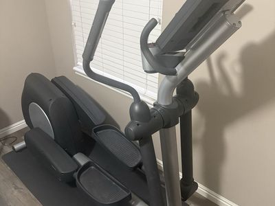 Elliptical- Life Fitness Integrity Series Commercial Elliptical + Floor Mat - New Battery