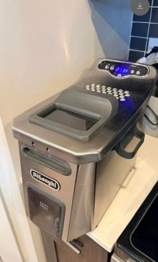 DeLonghi Stainless Steel Deep Fryer – Like New – Used Twice