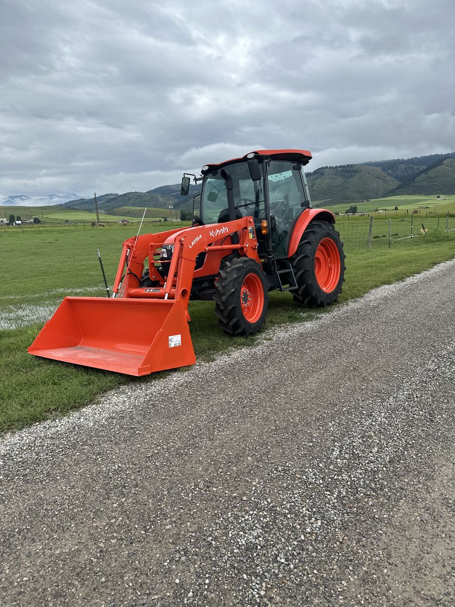Kubota tractor M4-071D with loader bucket LA1055