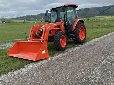 Kubota tractor M4-071D with loader bucket LA1055
