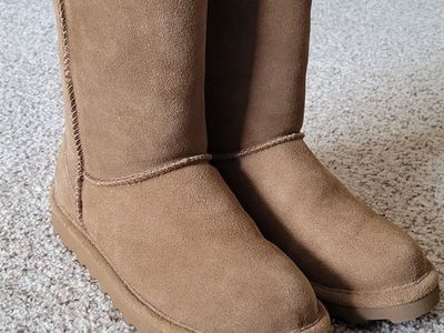 BEARPAW Elle Short Suede Boots (Size 7)