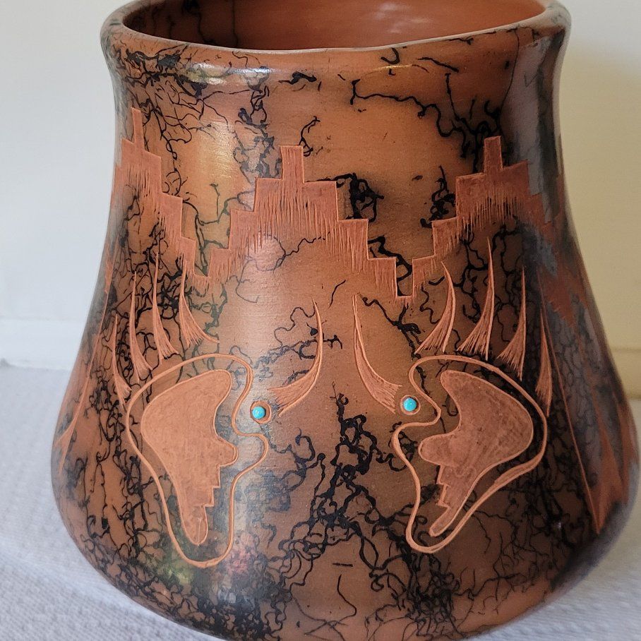Native American Pottery – Hanna Jay (Kinucheni) Bear Claw Design – Horse Hair & Gemstone Inlay