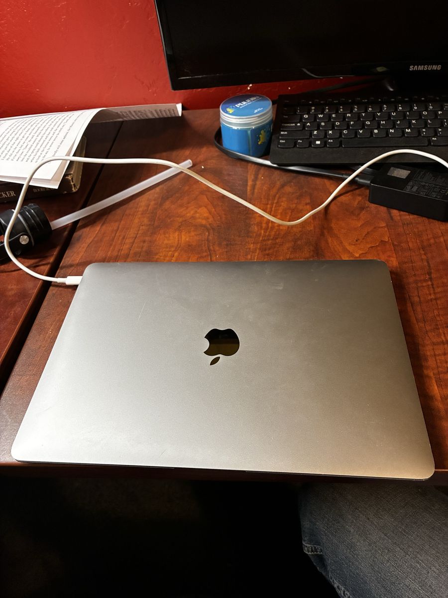 MacBook Air 2020 – i5 – 512GB – Good Condition
