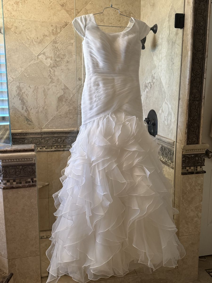 Beautiful wedding dress with corset back to fit different sizes.