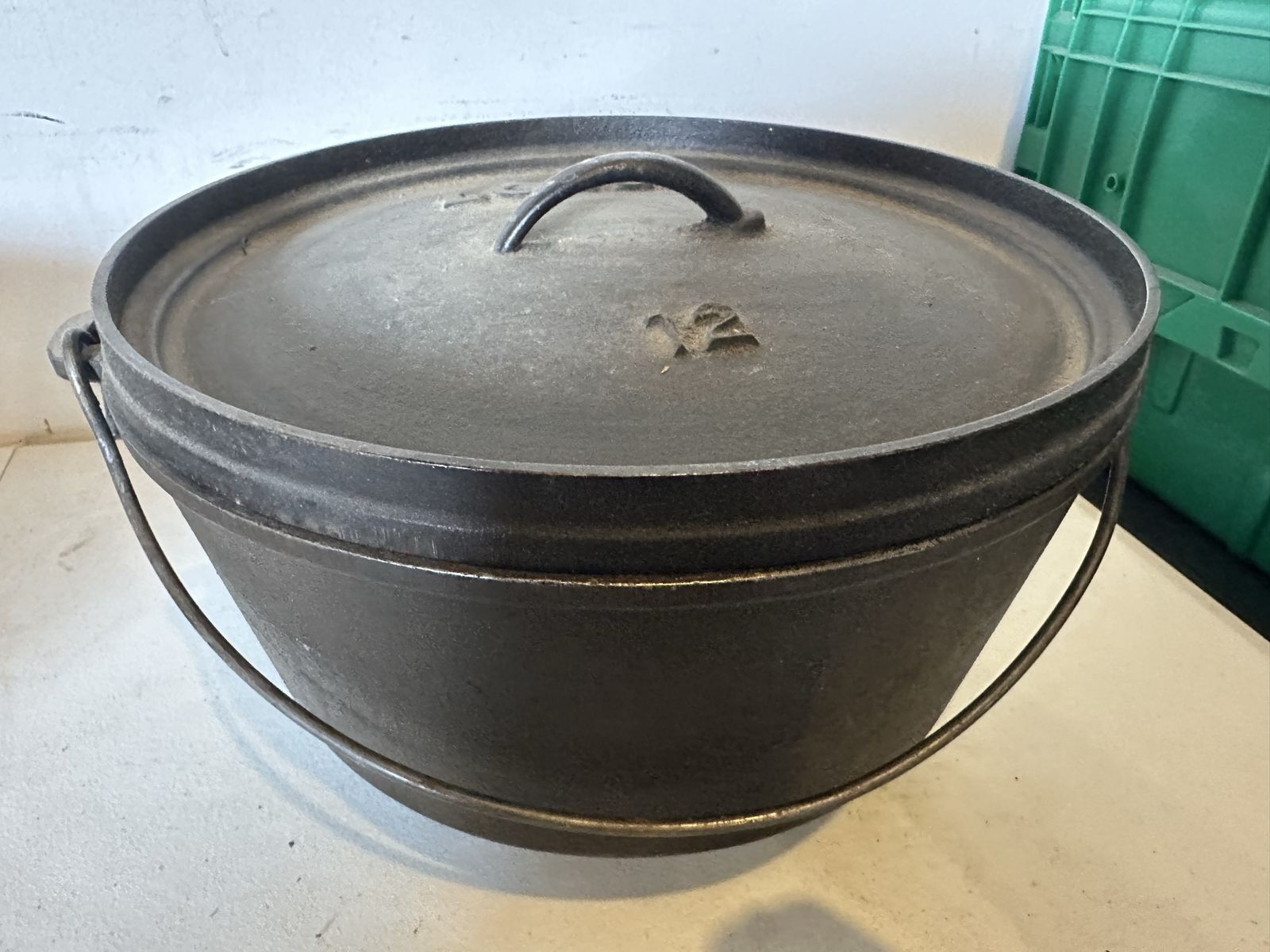 Lodge 8 Quart Pre-Seasoned Cast Iron Deep Camp Dutch Oven with Lid