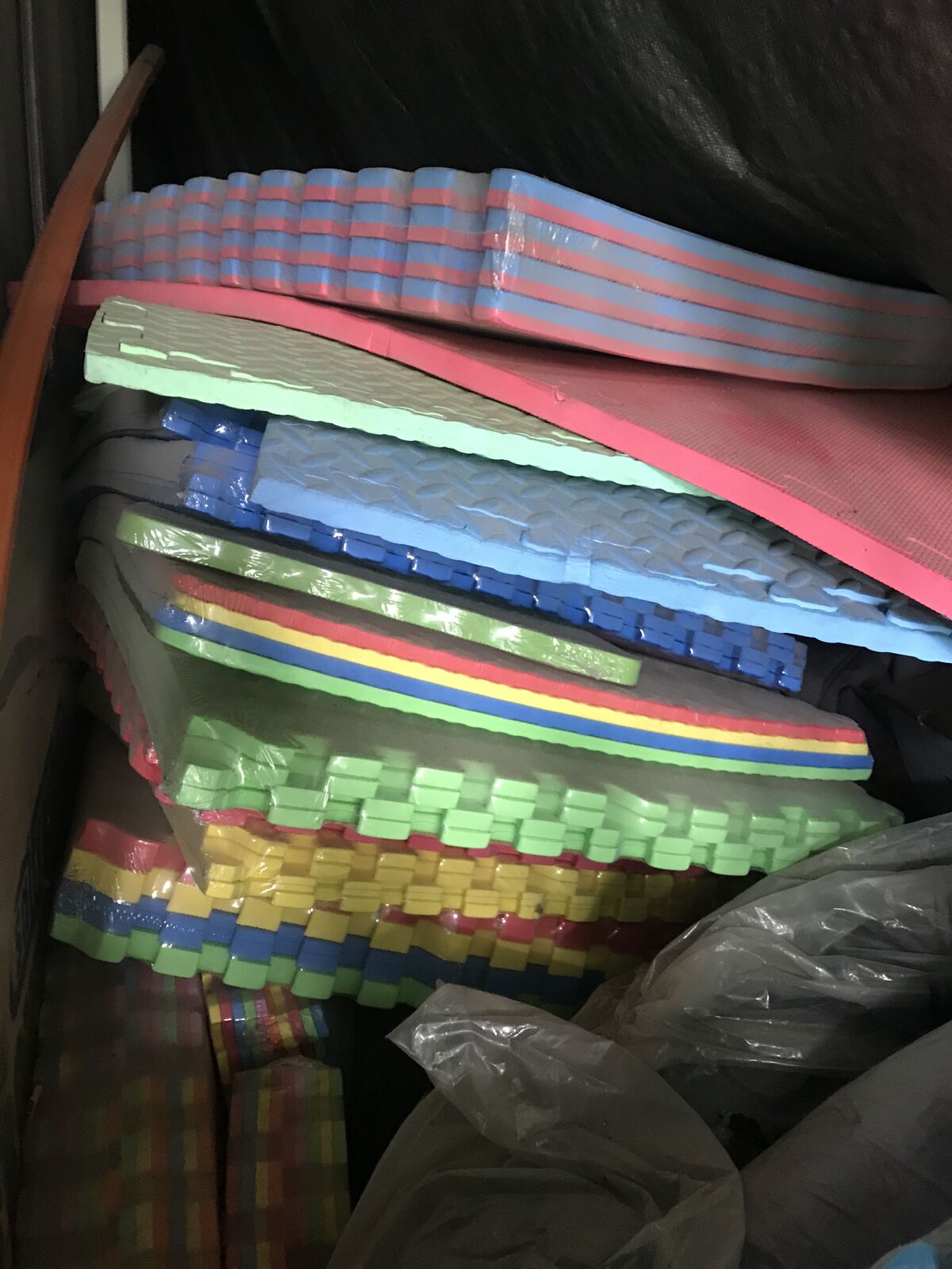 Interlocking foam pads multiple colors and thicknesses