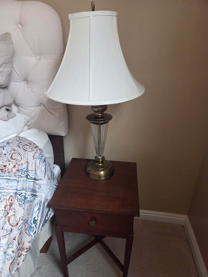 2 bedside tables and 2 lamps
