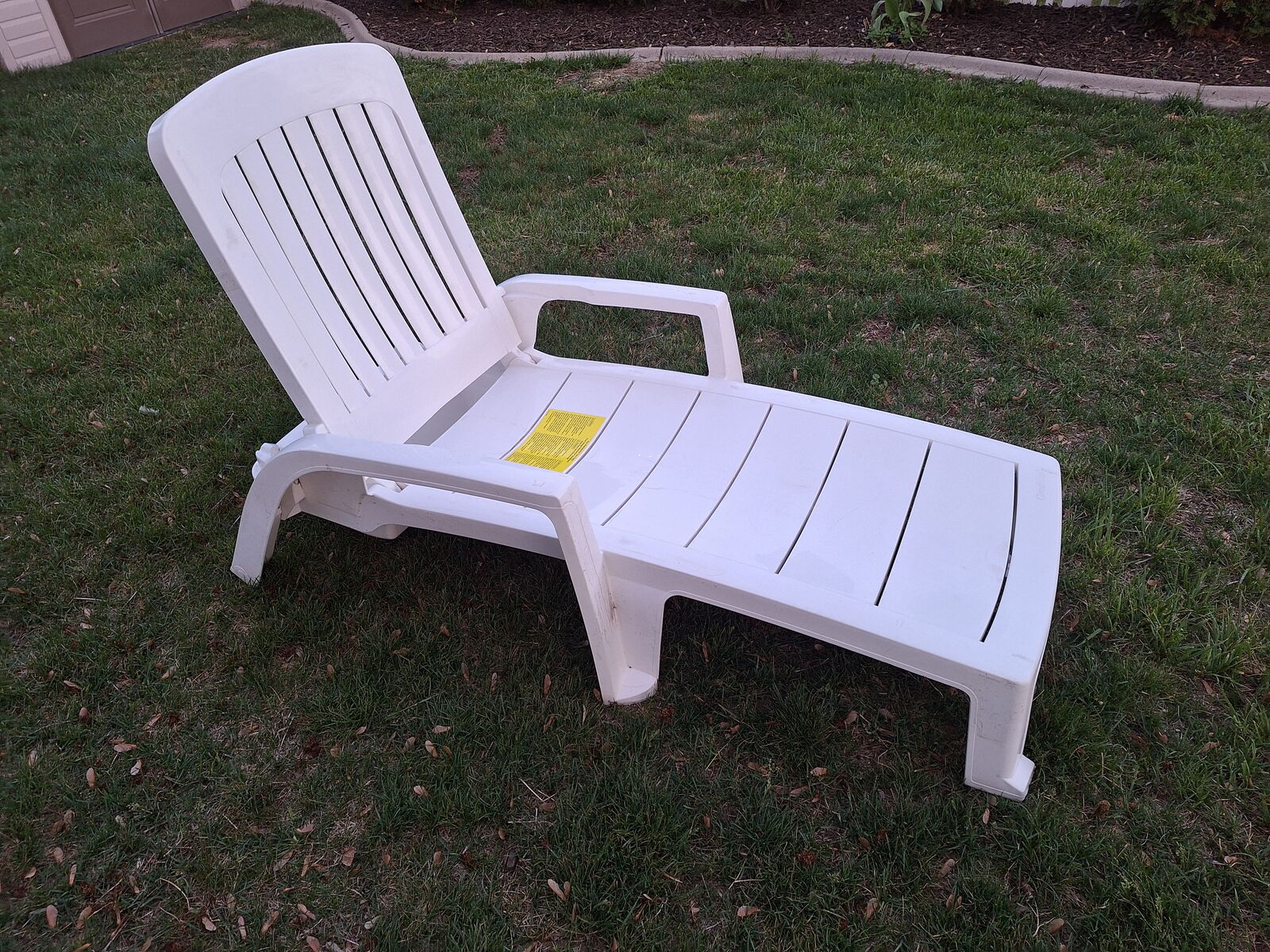Sturdy Patio Chaise Lounge Deck Chair White