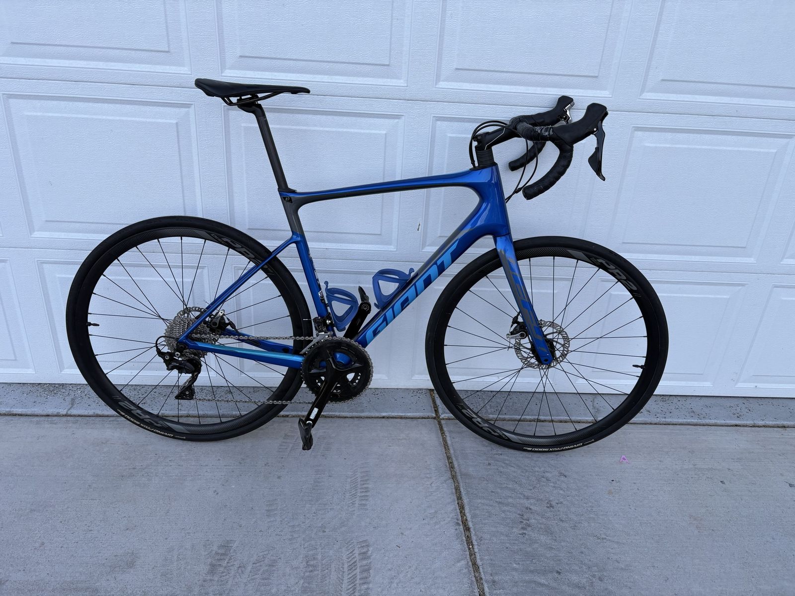 Giant Defy Advanced 2 Carbon Road Bike - Blue, Size M/L, Disc Brakes, Shimano 105