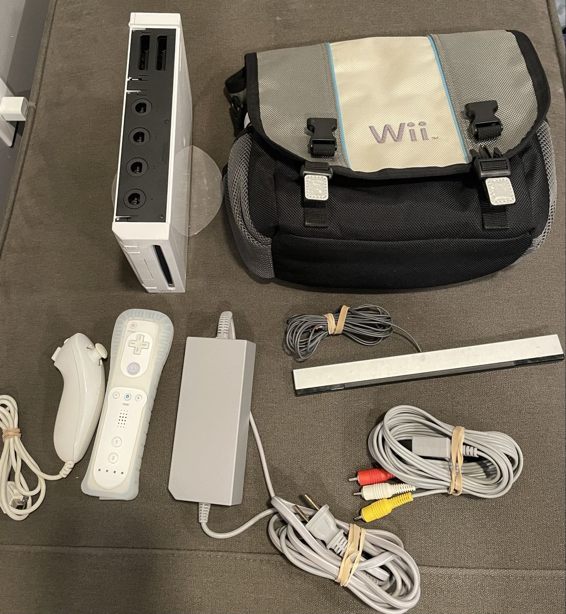 Nintendo Wii Console, backwards compatible, 1 Controller, Nunchuk, AV Cable, Adaptor, Sensor Bar and OEM Wii travel bag 