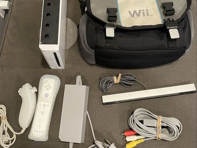 Nintendo Wii Console, backwards compatible, 1 Controller, Nunchuk, AV Cable, Adaptor, Sensor Bar and OEM Wii travel bag