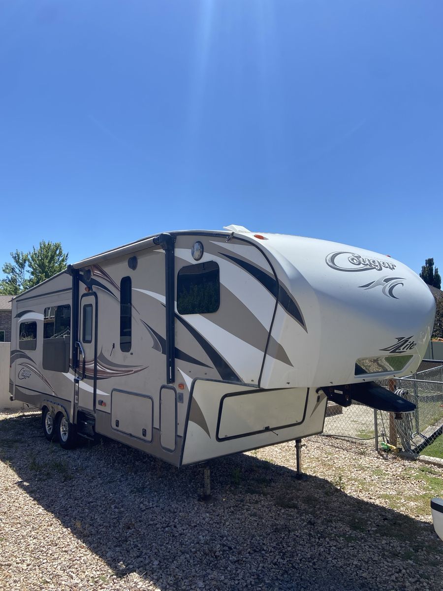 2015 Keystone Cougar 29RFT Fifth Wheel Travel Trailer - Polar Package, good Condition