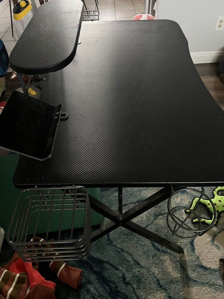 Gaming Desk – Excellent Condition