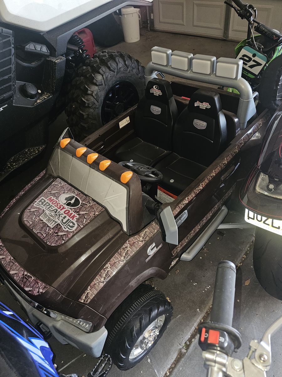 Kids truck and four wheeler with 3 excellent batteries
