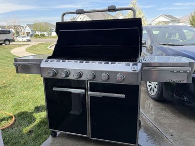 Weber Summit E-620 6 Burner Gas Grill Excellent Working Condition