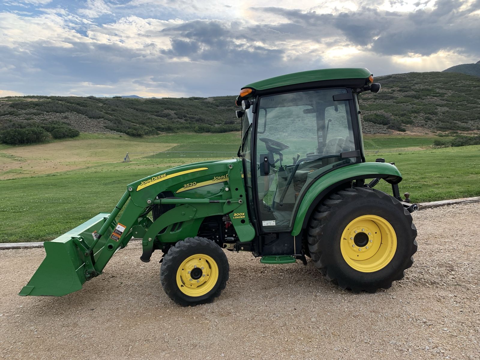 2013 John Deere 3520 Cab loader mower utility tractor