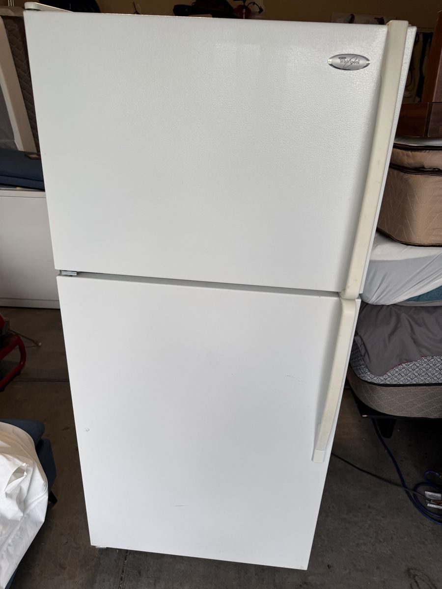 Whirlpool Top-Freezer Refrigerator in White works great its plug in for u to see $120