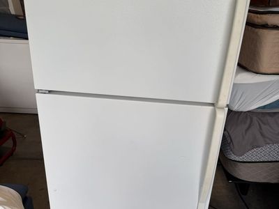 Whirlpool Top-Freezer Refrigerator in White works great its plug in for u to see $120