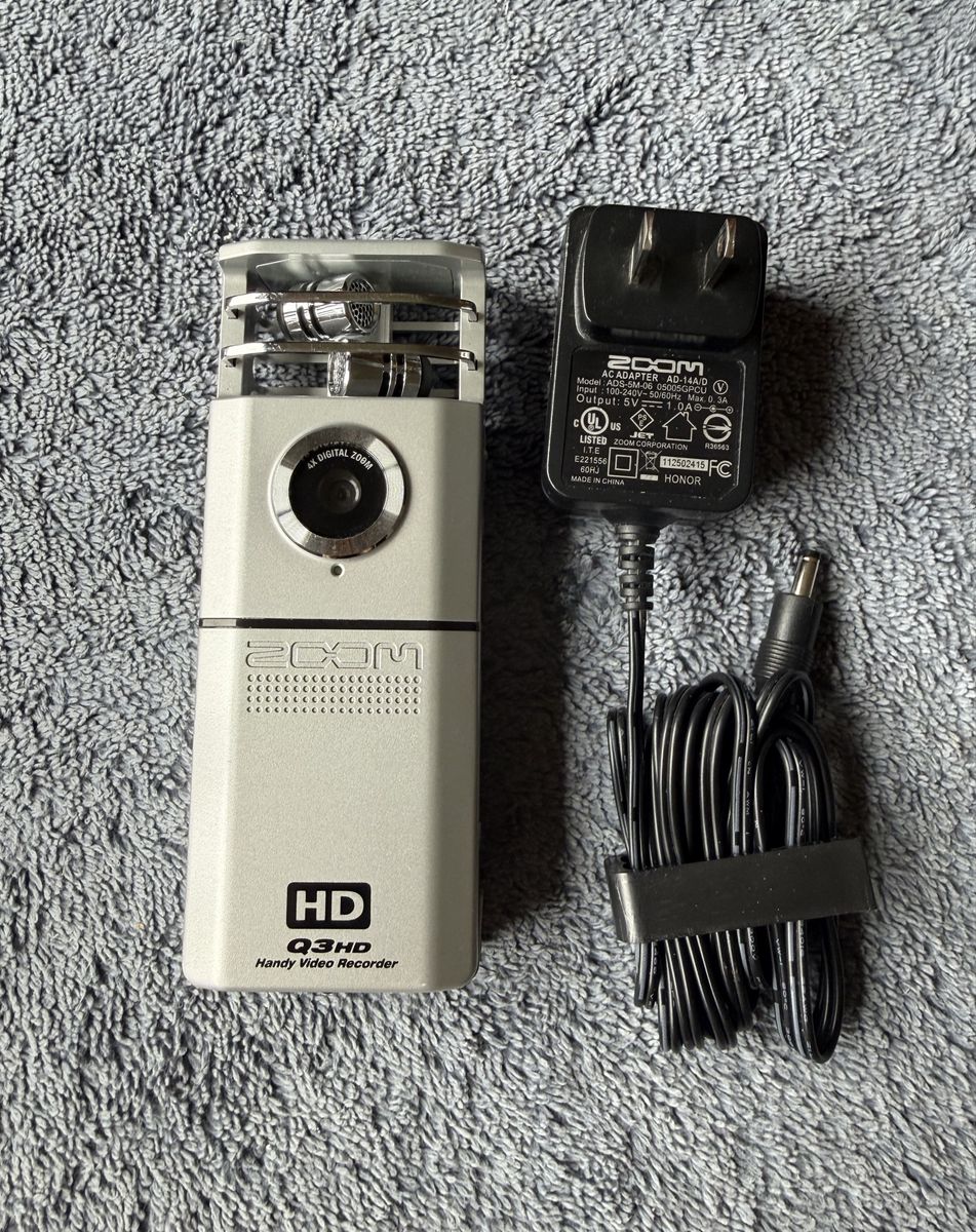 Zoom Q3HD Handy Video & Audio Recorder with Original Zoom Adapter, Case & a Tripod
