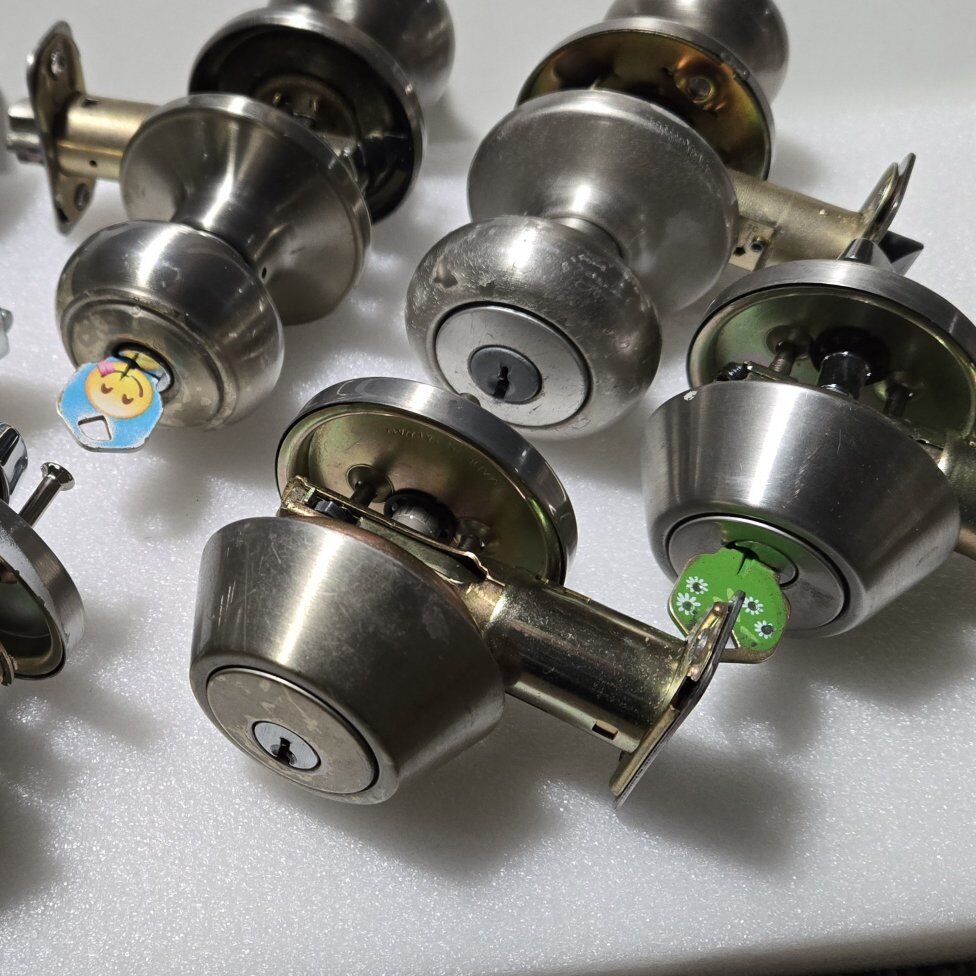 used keyed alike 3 deadbolt 3 knobs