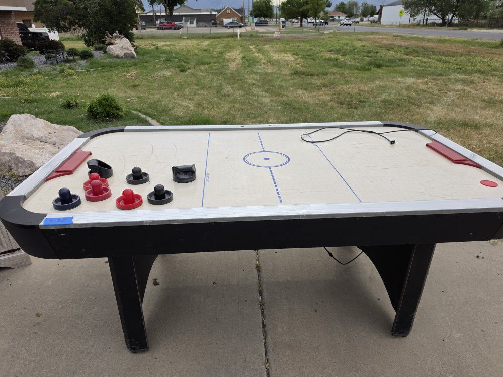 Air hockey table