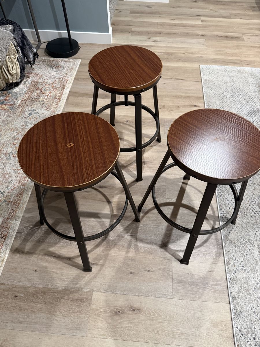 3 adjustable Bar Stools for