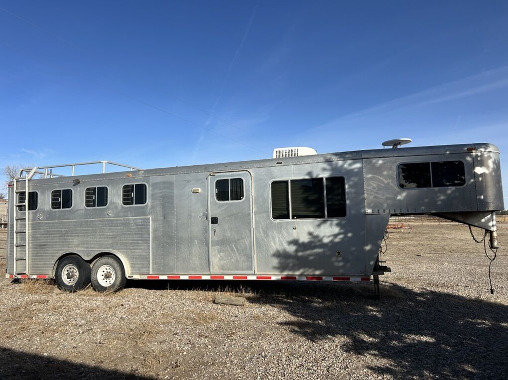 99' Sooner LQ Horse trailer
