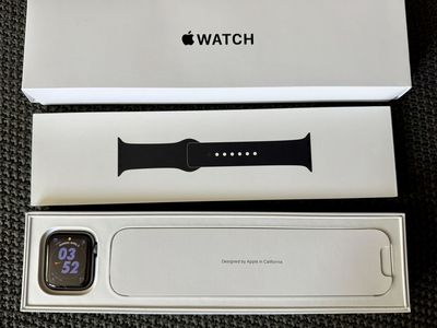 Space Gray Apple Watch SE