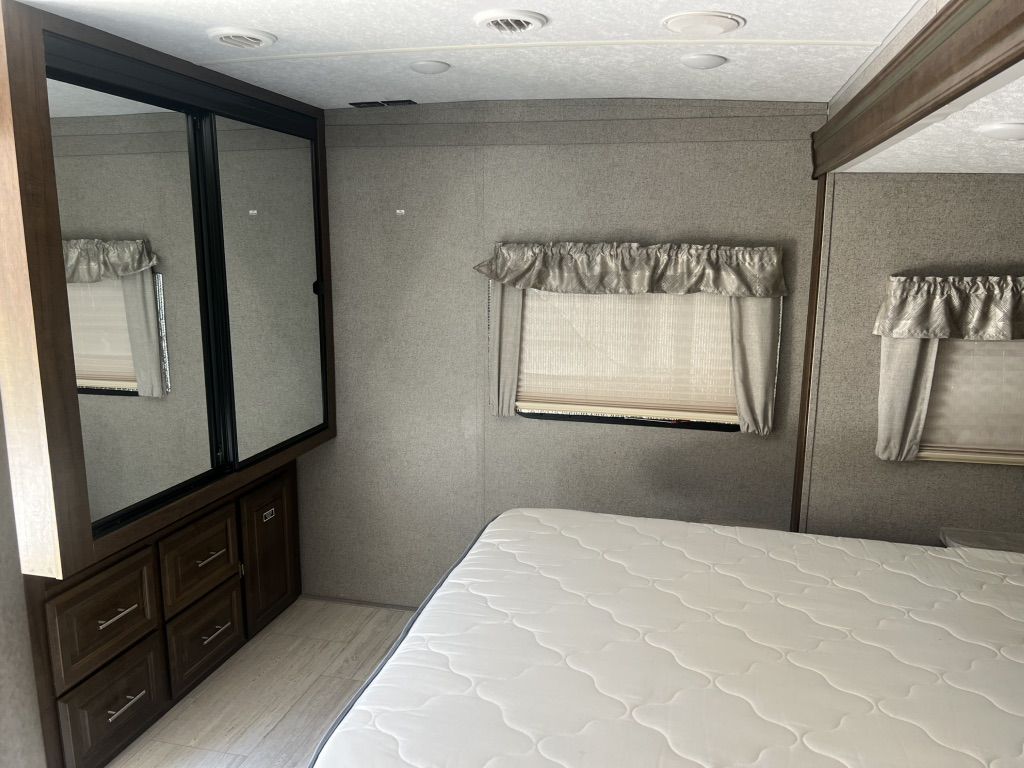 Main image 7