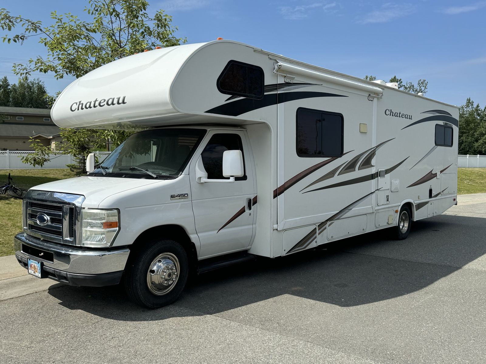 2011 Thor Chateau Class C Motorhome – Sleeps 10 – Ford E-450 – Ready for Camping