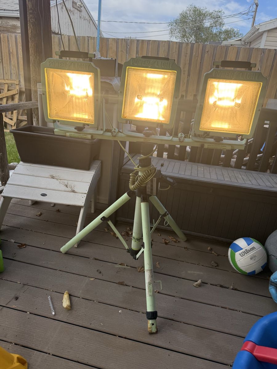 Power Light Industrial Tripod Work Light - 3x Adjustable Halogen Floodlights