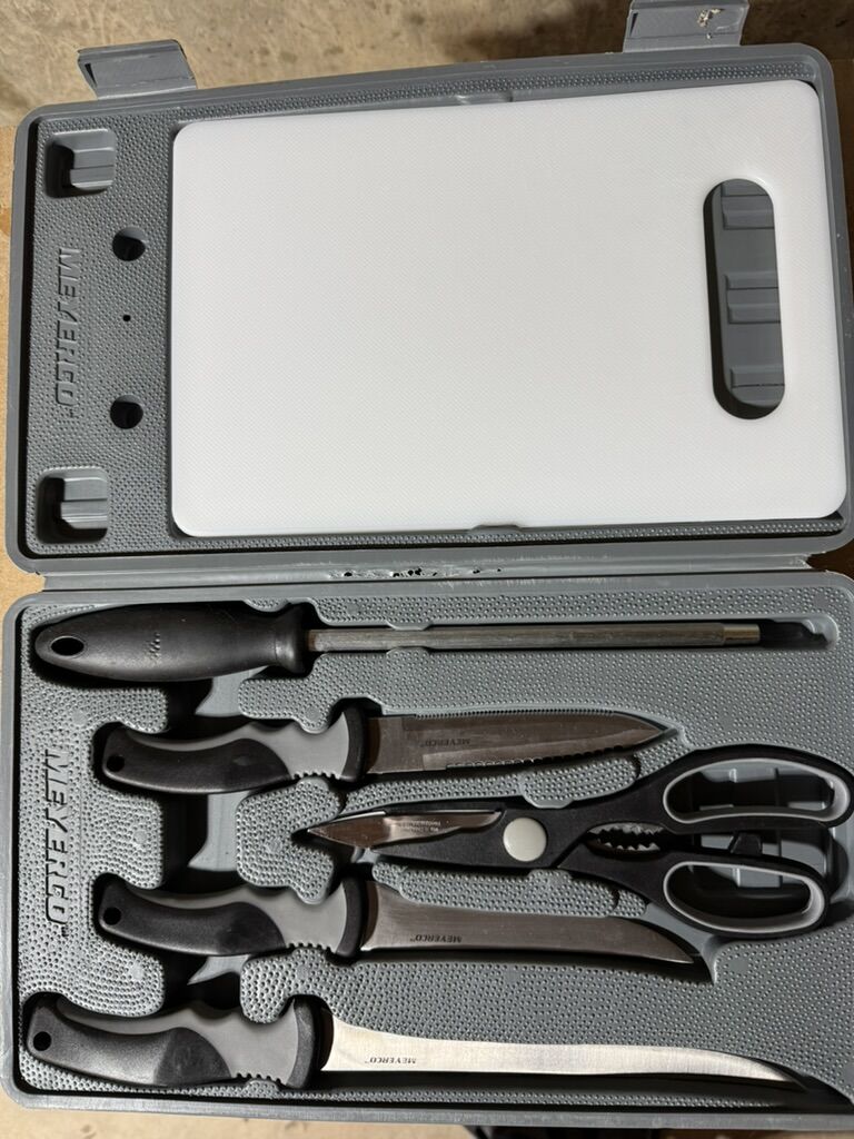 Meyerco Kitchen Knife Set w/ Cutting Board & Case