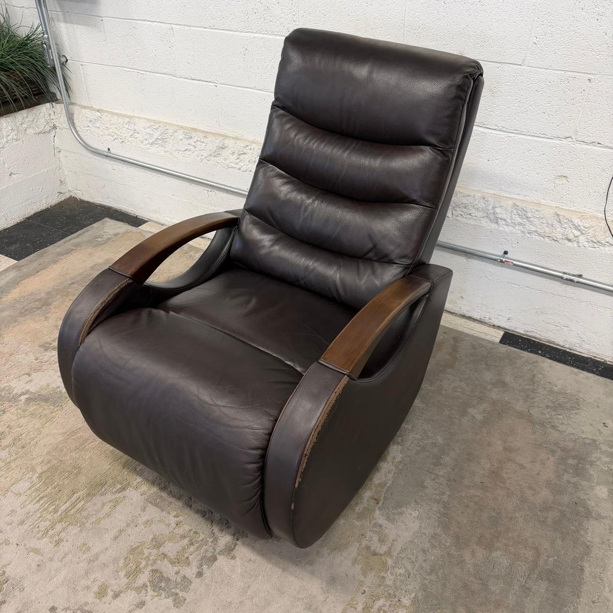 COSTCO DERICK WOOD-ARM TRUE INNOVATIONS LEATHER GLIDER RECLINER!!