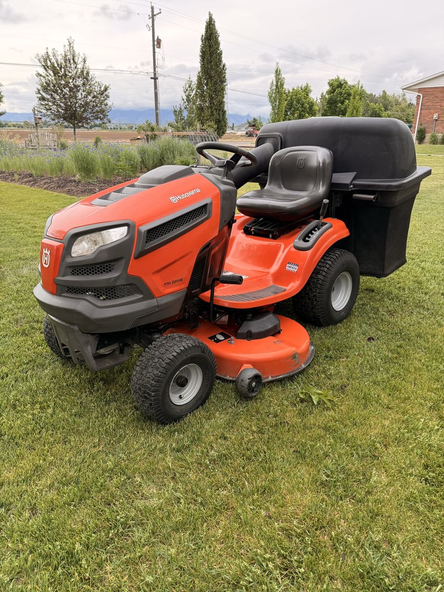 Husqvarna 46" Riding Lawn Mower Tractor w/ Bagger
