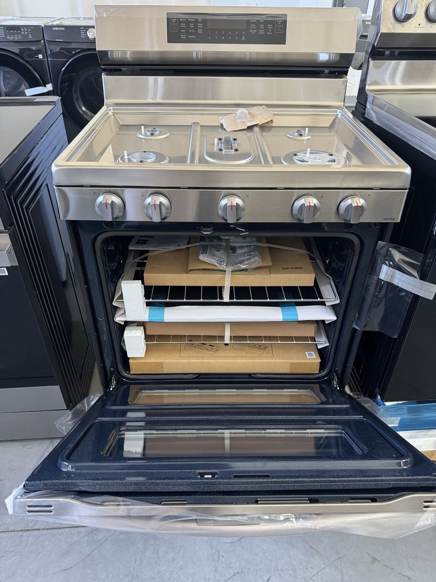 New open box Samsung - 30 in. Wide 5 Burner 6.0 cu. ft. Smart Freestanding Gas Range with Stainless Cooktop & Air Fry